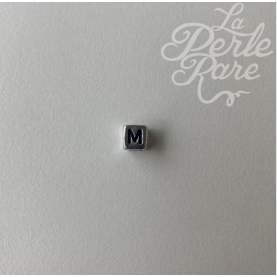 Perle cubique, acrylique argentée - lettre " M " (1 pce)
